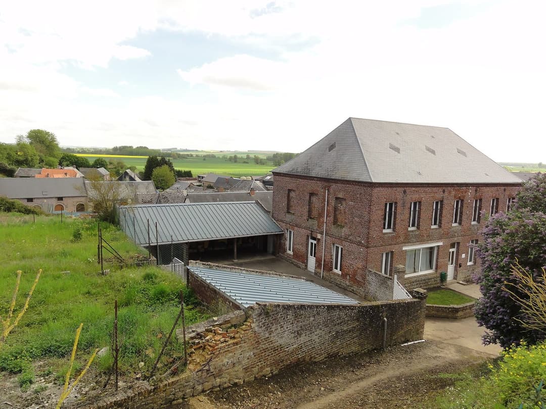 L'école et les toits du village vus depuis la colline